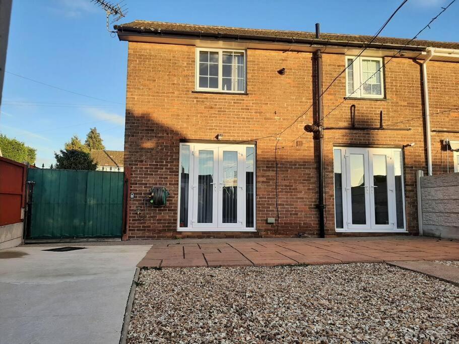 Villa Huge Garden House For Contractors And Families Ollerton Exterior foto